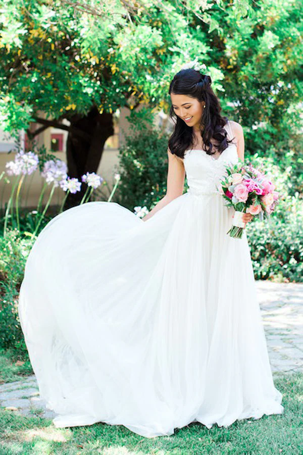 Vestidos de novia playeros de corte A con escote en forma de corazón, espaguetis y espalda abierta con apliques
